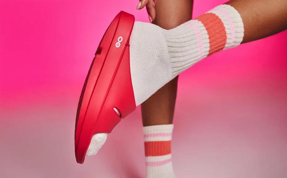 OOFOS Women's OOahh Slide - Neon Berry