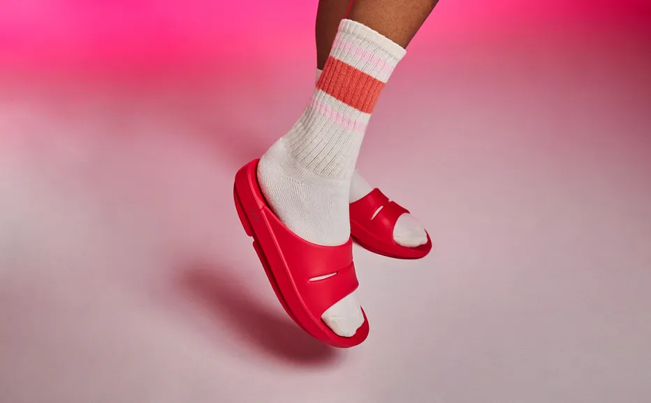 OOFOS Women's OOahh Slide - Neon Berry