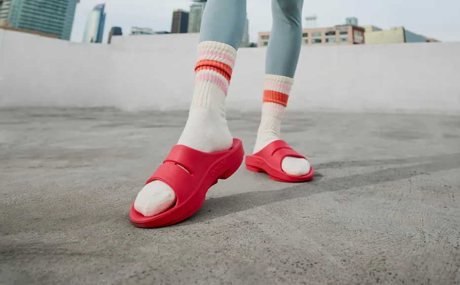 OOFOS Women's OOahh Slide - Neon Berry